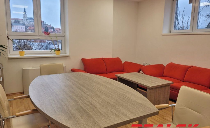 Kancelárie v centre Nitry na prenájom (možnosť prispôsobiť plochu) - fotografia 1