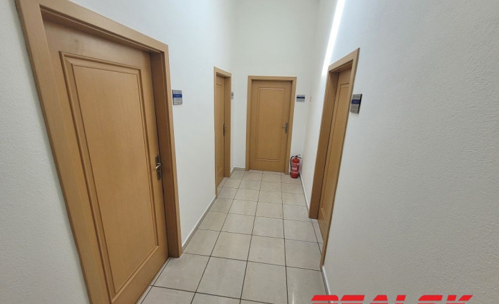 Reprezentatívne kancelárie v centre Nitry na prenájom - fotografia 8