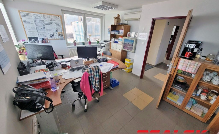 Samostatne stojaca administratívna budova v Nitre na prenájom - fotografia 3