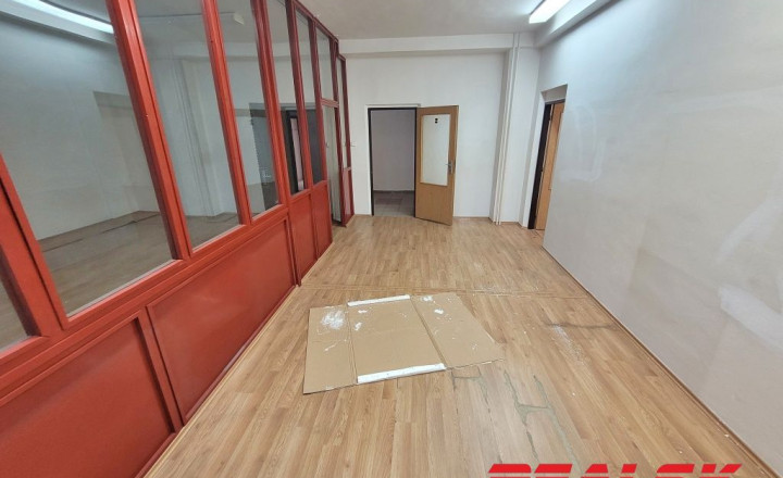 Celé poschodie s kanceláriami v centre Nitry na prenájom - fotografia 5