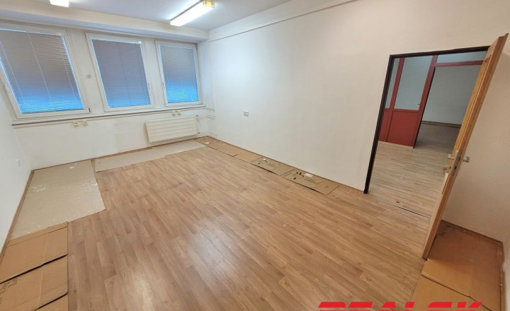 Celé poschodie s kanceláriami v centre Nitry na prenájom - fotografia 6