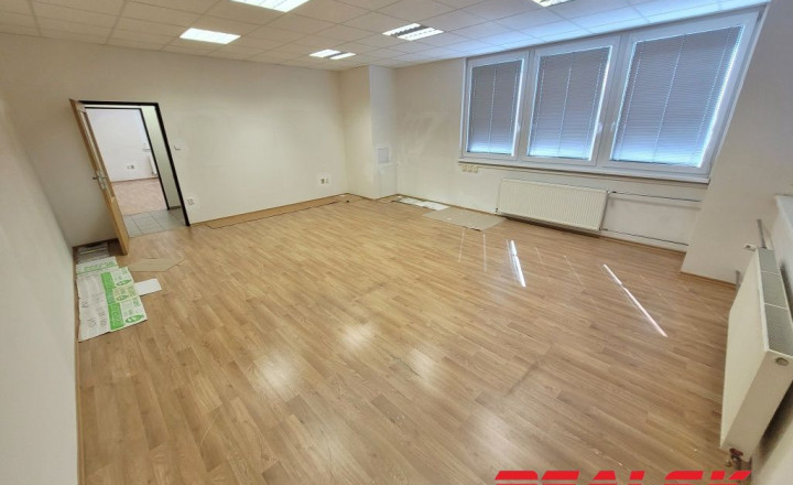 Celé poschodie s kanceláriami v centre Nitry na prenájom - fotografia 10