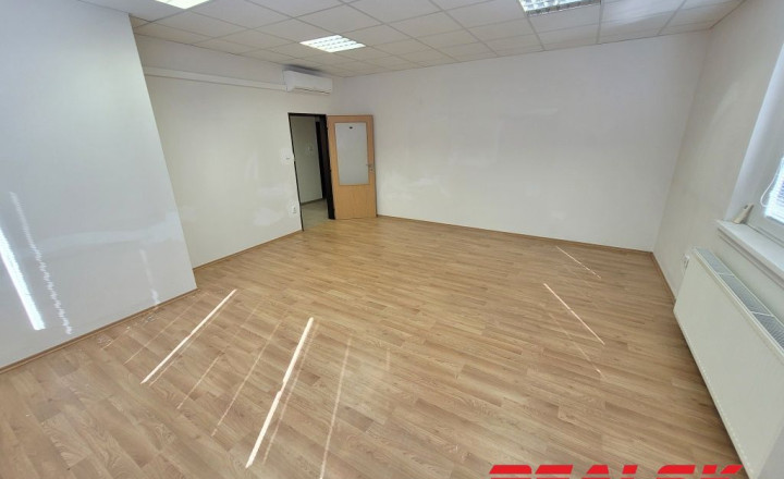 Celé poschodie s kanceláriami v centre Nitry na prenájom - fotografia 12