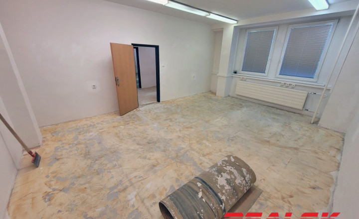 Celé poschodie s kanceláriami v centre Nitry na prenájom - fotografia 16