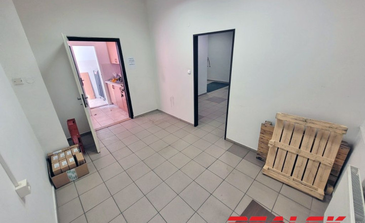 Celé poschodie s kanceláriami v centre Nitry na prenájom - fotografia 18