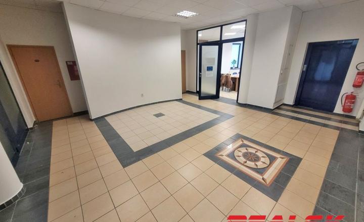 Kancelárske priestory na Svätoplukovom námestí v Nitre na prenájom - fotografia 12