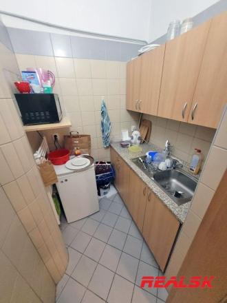 Kancelárske priestory na Svätoplukovom námestí v Nitre na prenájom - fotografia 13