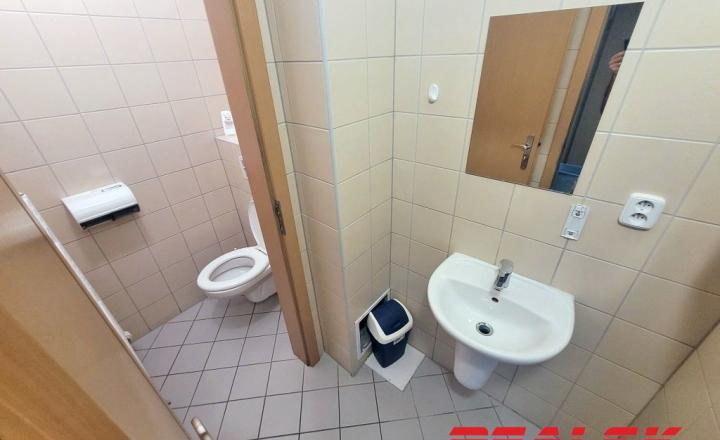 Kancelárske priestory na Svätoplukovom námestí v Nitre na prenájom - fotografia 14