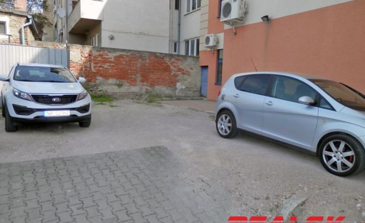 Kancelárske priestory na Svätoplukovom námestí v Nitre na prenájom - fotografia 17