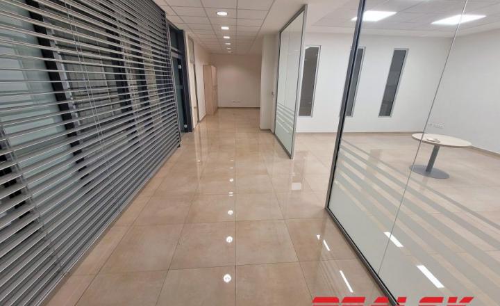 Nadštandardné kancelárske priestory v centre Nitry na prenájom - fotografia 7