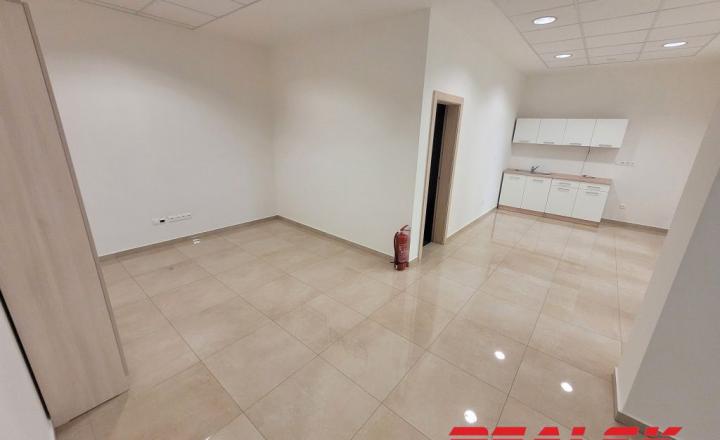 Nadštandardné kancelárske priestory v centre Nitry na prenájom - fotografia 10