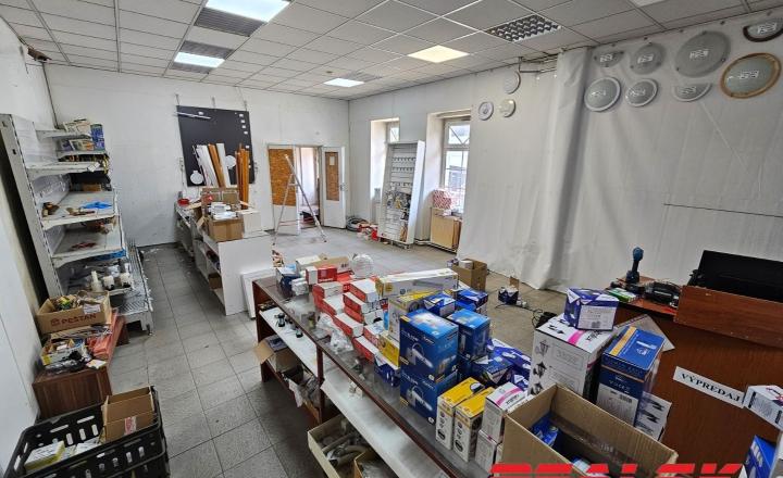 Budova pre obchod a služby v centre Zvolena - fotografia 7