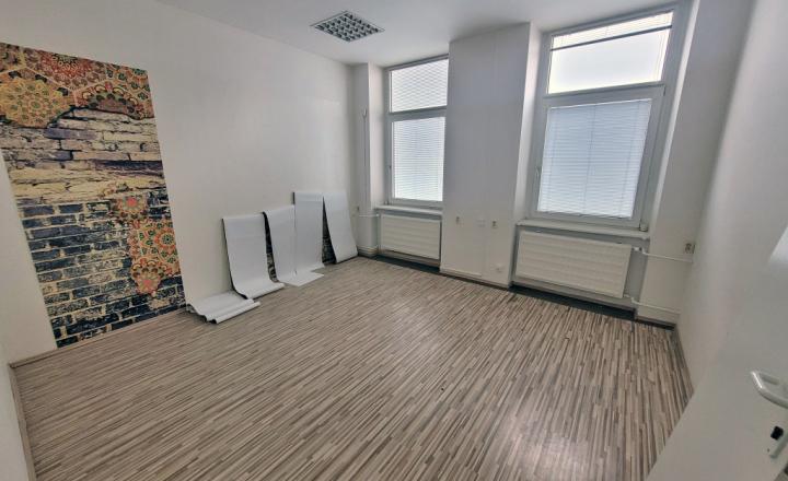 Kancelária s parkovaním v centre Nitry na prenájom - fotografia 1