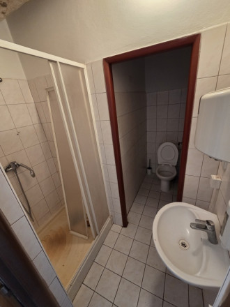 Prenájom reprezentatívnej komerčnej budovy s terasami v absolútnom centre Nitry - fotografia 13