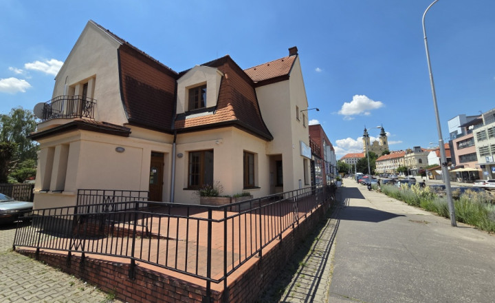 Prenájom reprezentatívnej komerčnej budovy s terasami v absolútnom centre Nitry - fotografia 3