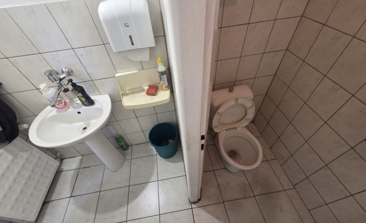 Areál so skladom, zázemím a voľnou plochou na prenájom - fotografia 14