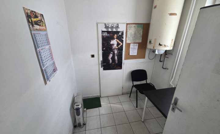 Areál so skladom, zázemím a voľnou plochou na prenájom - fotografia 12
