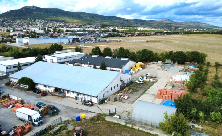 Areál so skladom, zázemím a voľnou plochou na prenájom - fotografia 1