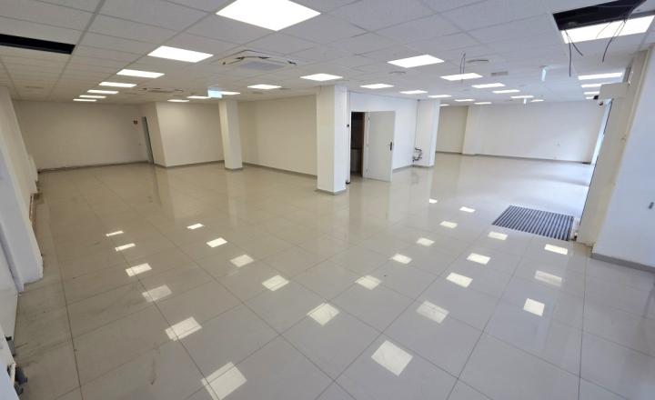 Obchodný priestor s výkladom a parkovaním v Nitre - prenájom - fotografia 5