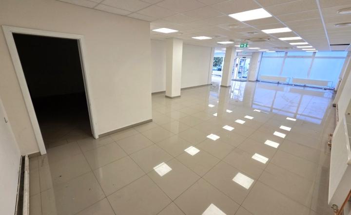 Obchodný priestor s výkladom a parkovaním v Nitre - prenájom - fotografia 6