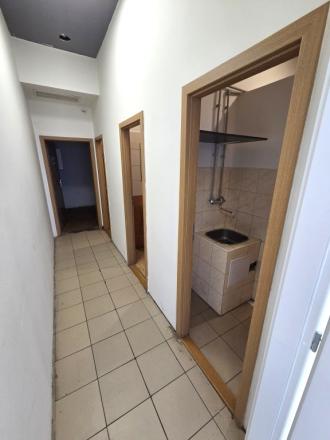 Obchodný priestor s výkladom a parkovaním v Nitre - prenájom - fotografia 9