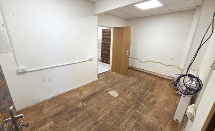 Obchodný priestor s výkladom a parkovaním v Nitre - prenájom - fotografia 16