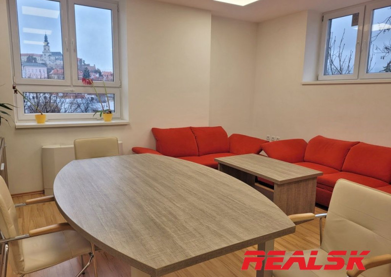 Kancelárie v centre Nitry na prenájom (možnosť prispôsobiť plochu)
