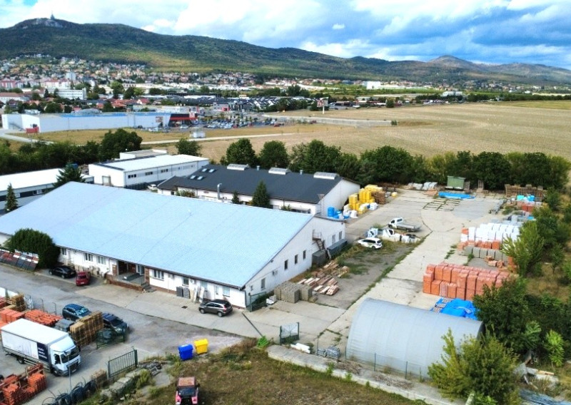 Areál so skladom, zázemím a voľnou plochou na prenájom