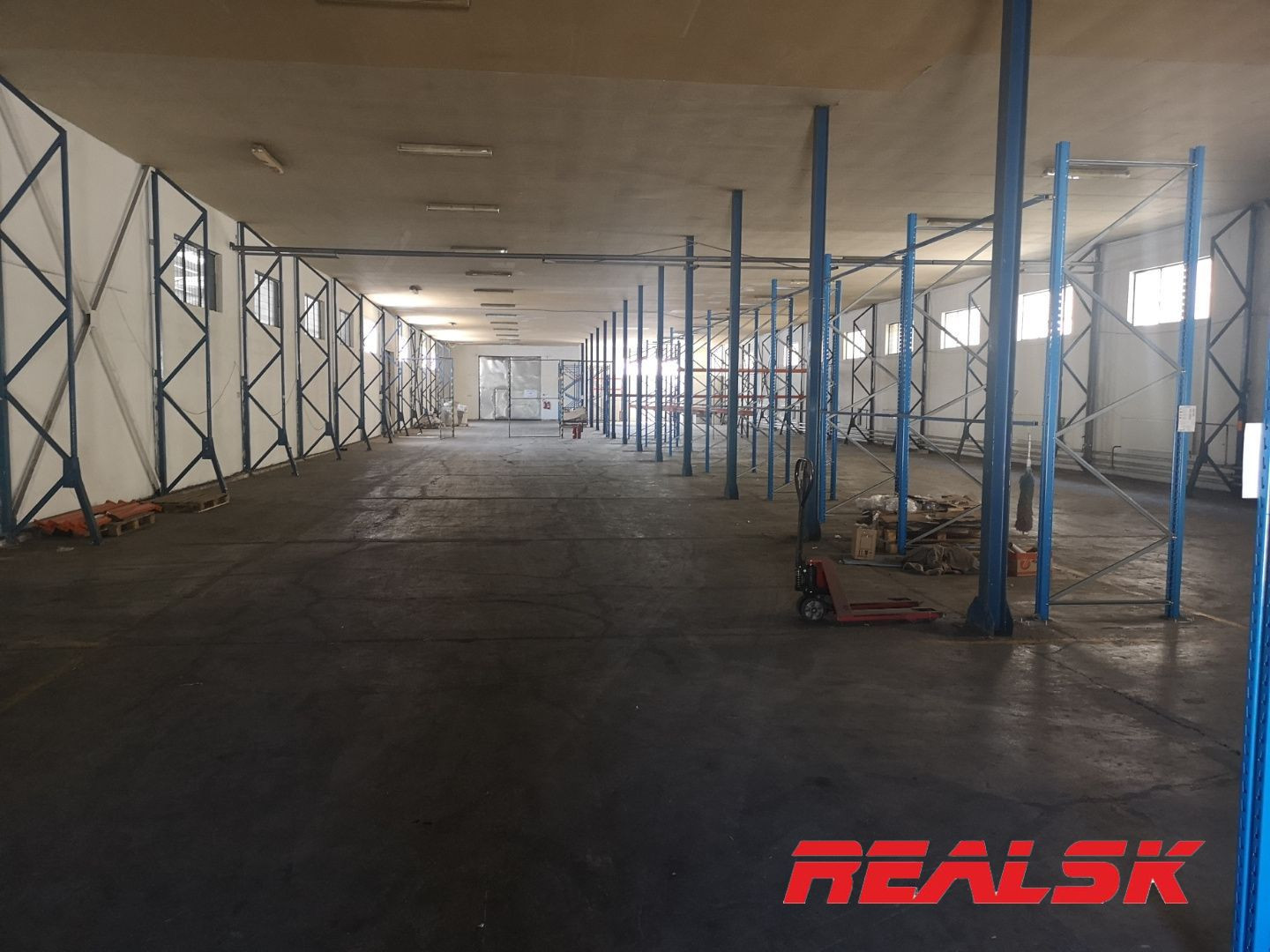Hala + obhodný priestor 1490m2 Zvolenská cesta na prenájom