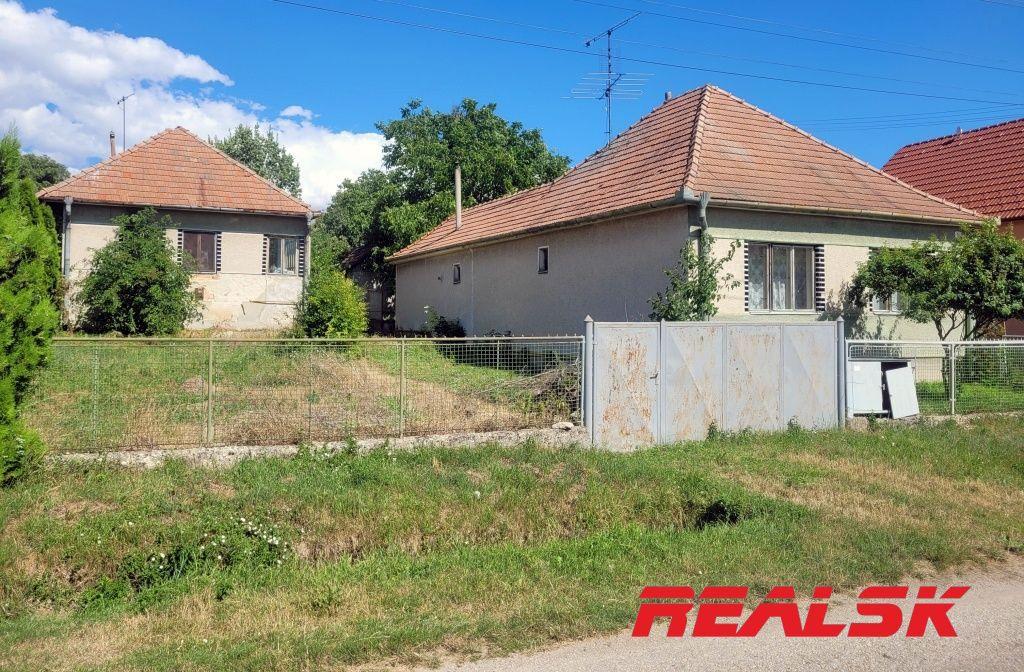 Dva rodinné domy s veľkým pozemkom v Lehote na predaj