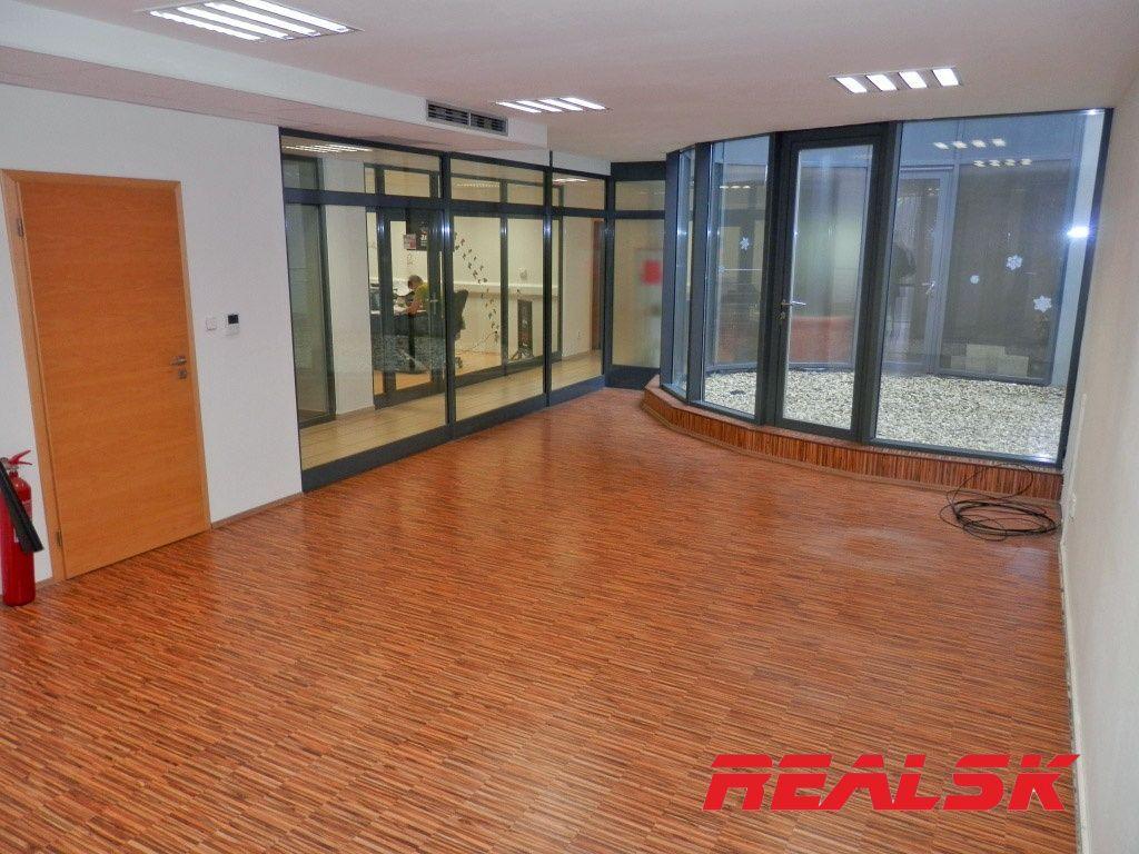 Kancelária s vyhradeným parkovaním v centre mesta na prenájom