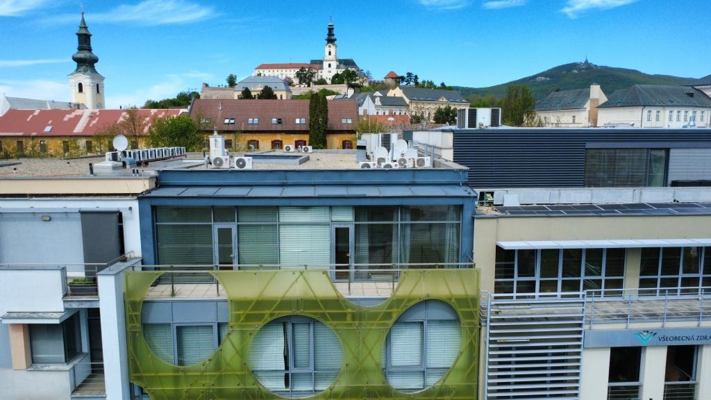 Reprezentatívne kancelárske priestory s terasou v centre Nitry na prenájom