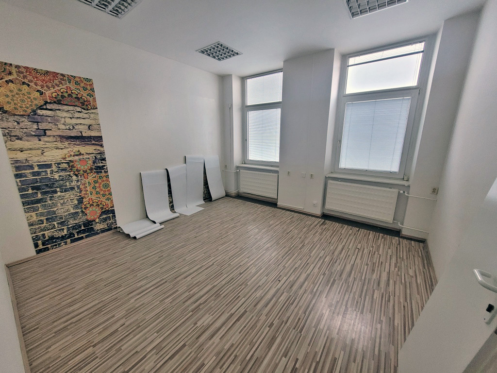 Kancelária s parkovaním v centre Nitry na prenájom