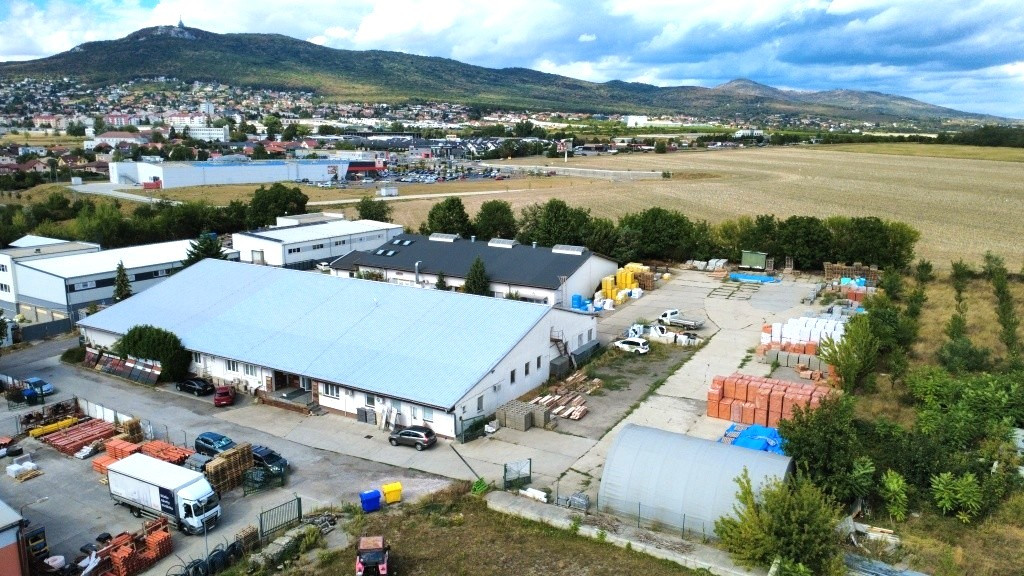 Areál so skladom, zázemím a voľnou plochou na prenájom